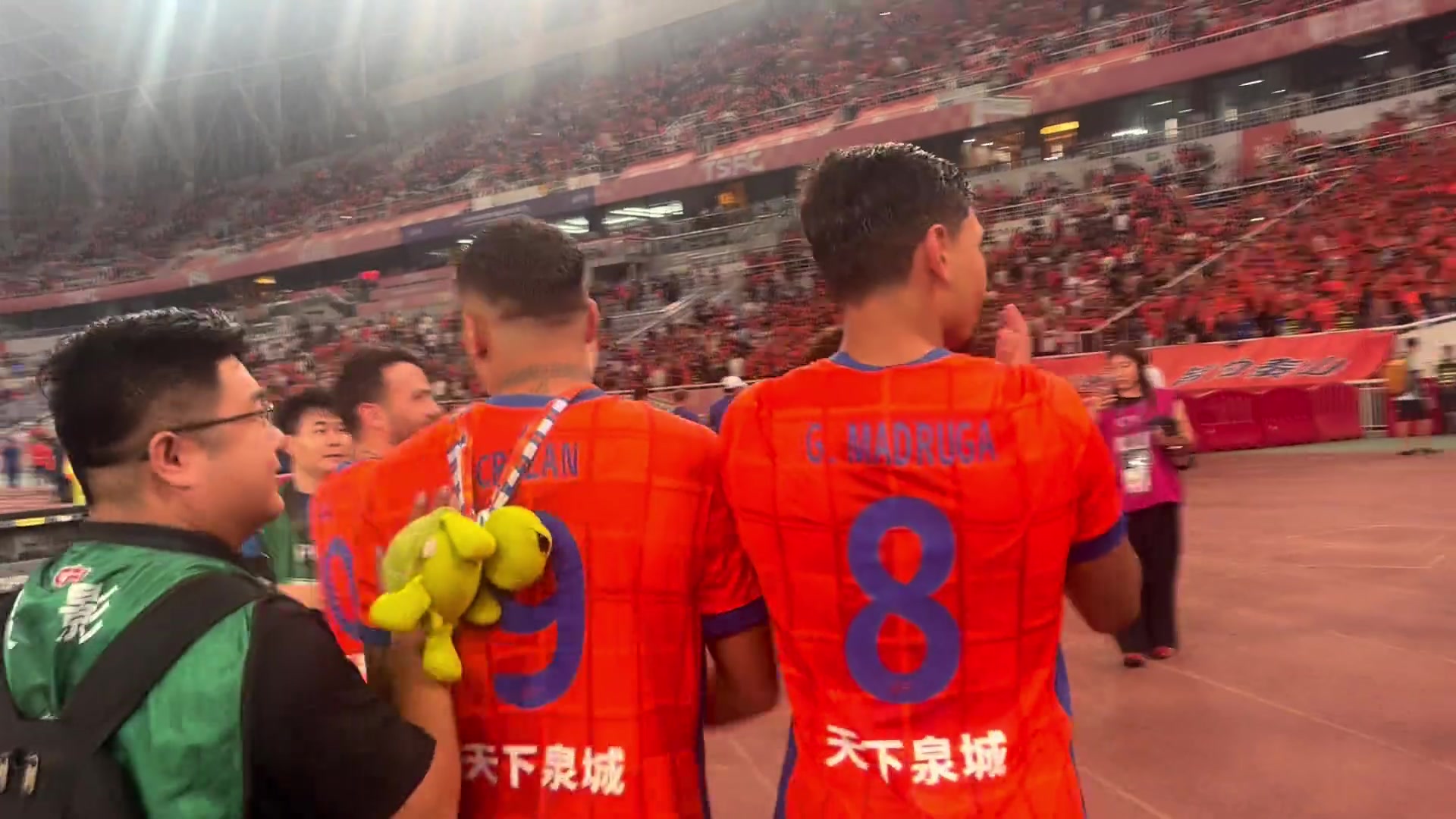 可愛泰山隊大勝北京國安賽后謝場克雷桑背著一只烏龜玩偶