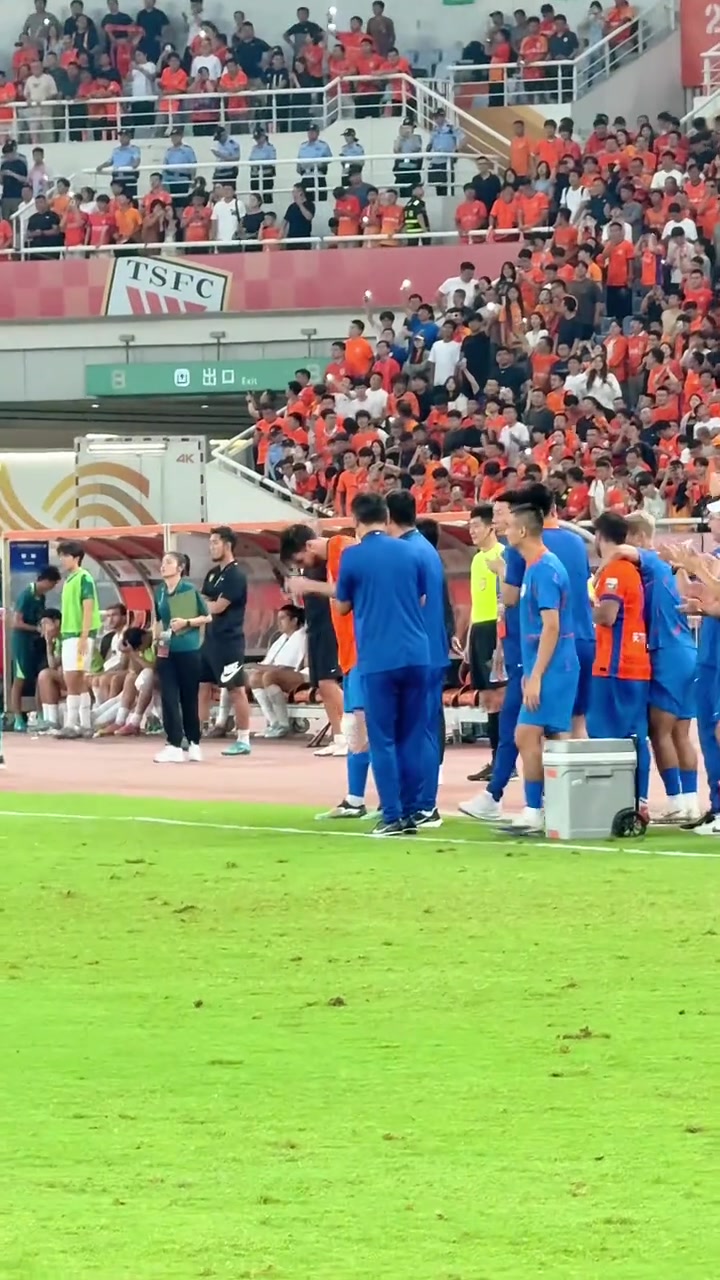 賽后韓鵬主動上前迎接球員泰山隊的凝聚力真是越來越好了