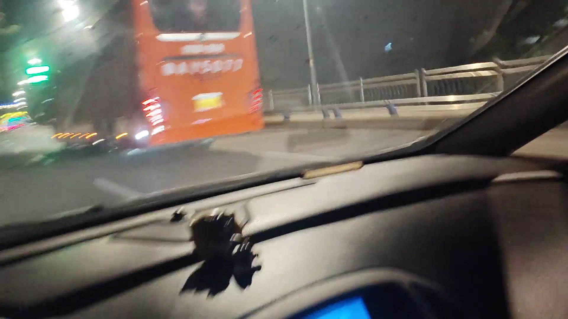 一家親泰山球迷在路上遇到球隊大巴雙方互相鳴笛致意