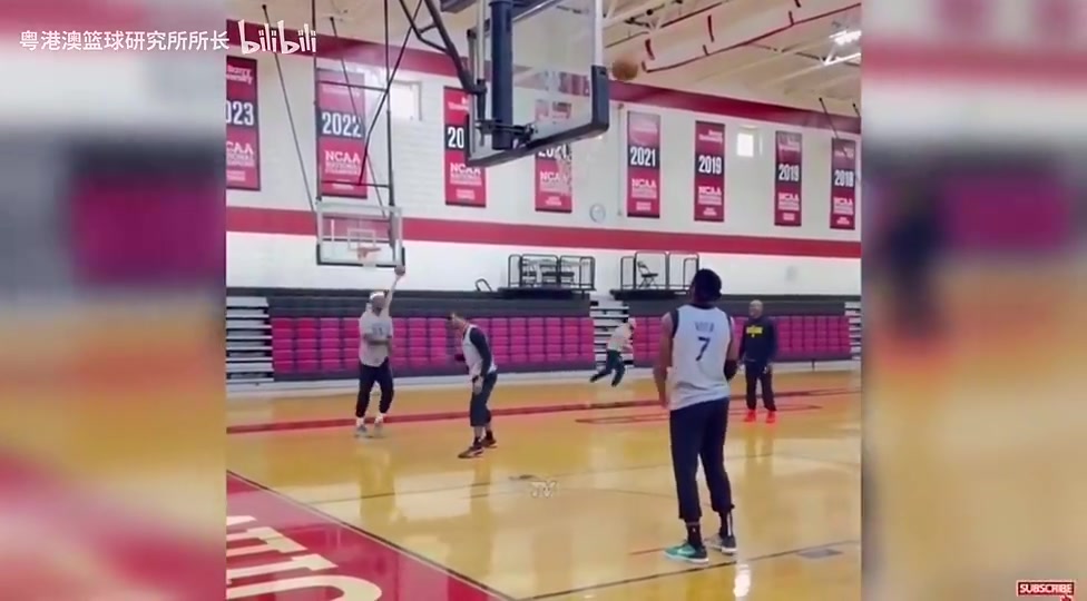 巴特勒抹著抹著就進(jìn)去了勇士隊此前的隊內(nèi)單挑環(huán)節(jié)