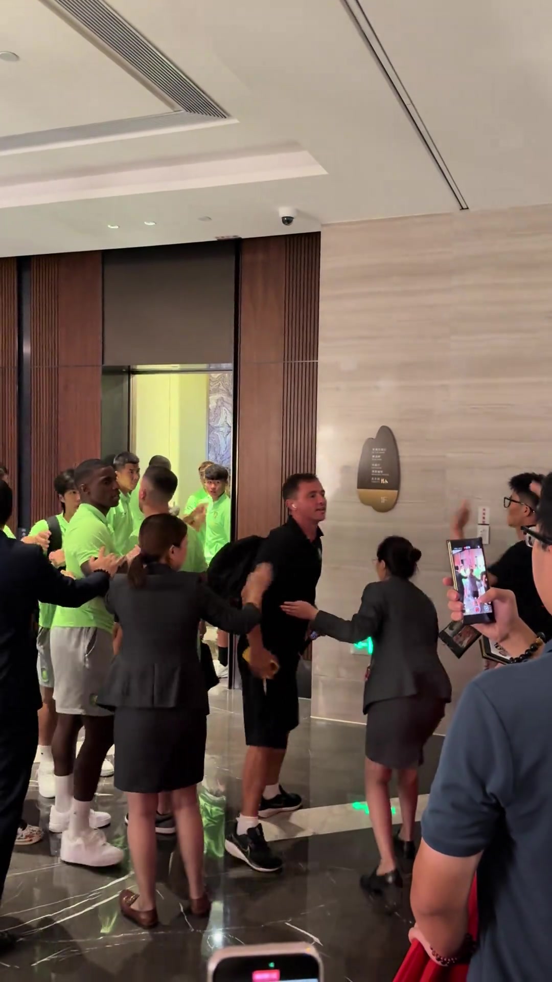 實(shí)拍國(guó)安眾將與球迷在酒店對(duì)峙王剛情緒激動(dòng)險(xiǎn)沖出電梯理論