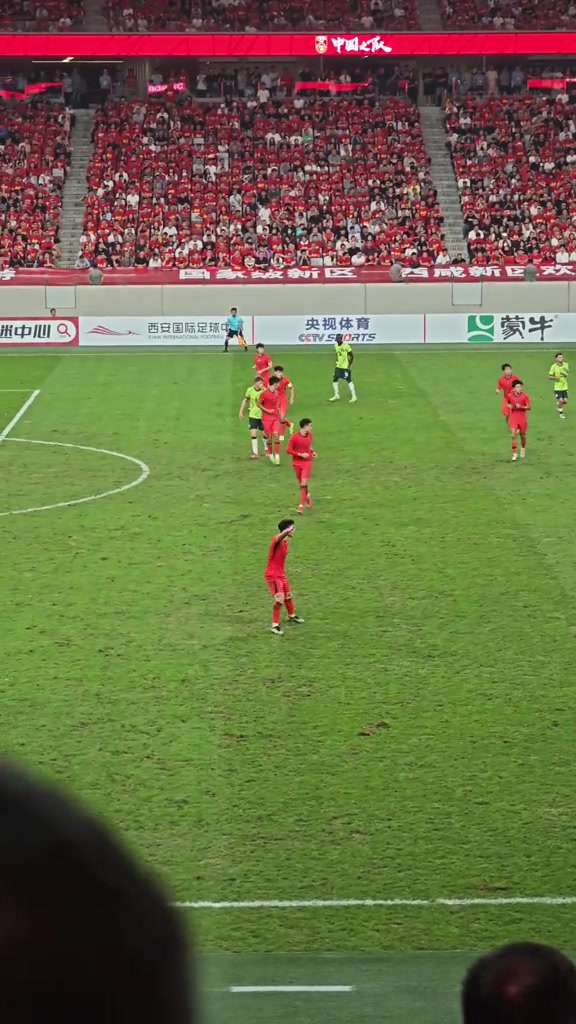 現(xiàn)場球迷實拍國足和澳大利亞球員起沖突干他