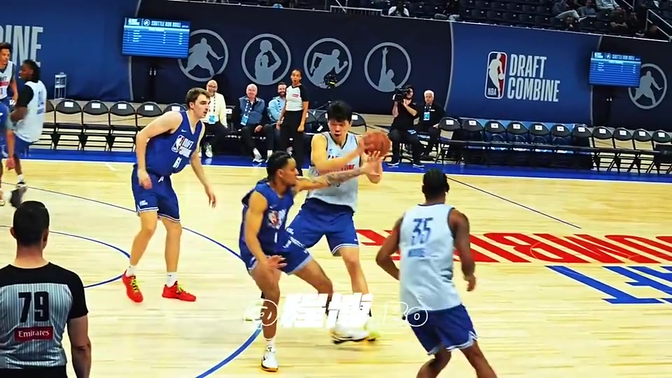 楊瀚森試訓(xùn)引得全場(chǎng)球探驚呼的一次大膽妙傳看慢放全是細(xì)節(jié)啊