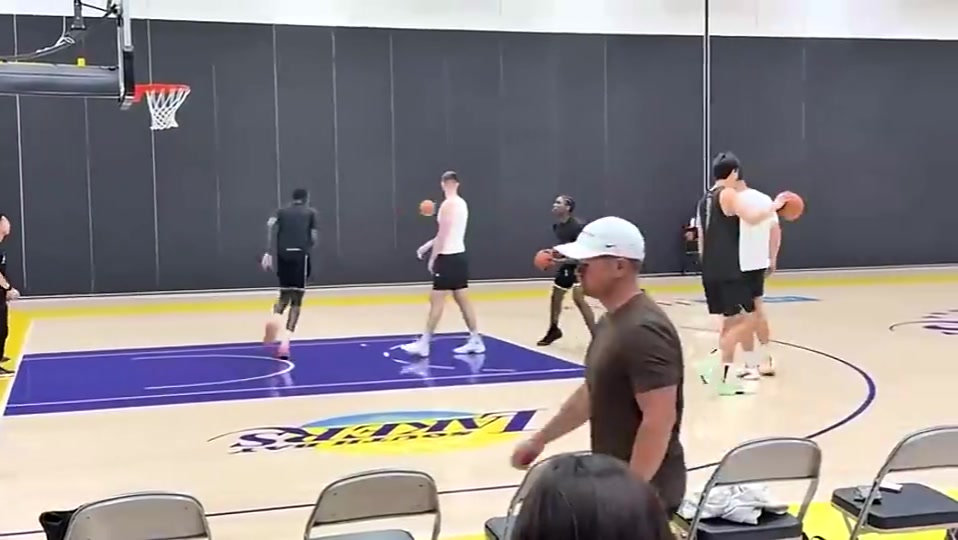 當(dāng)時(shí)都沒預(yù)料到未來(lái)走向楊瀚森此前洛杉磯訓(xùn)練赴湖人主場(chǎng)踩場(chǎng)