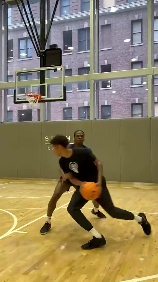 雖然投籃動作不一樣但甜瓜兒子這腳步三威脅沒少和老爸學啊