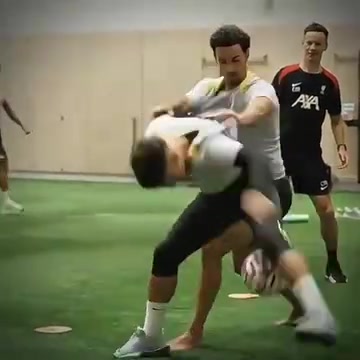 摔角能手利物浦隊內(nèi)訓(xùn)練科爾克茲防守瓊斯