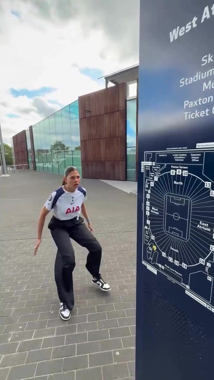 經(jīng)典套路美女網(wǎng)紅帶你參觀熱刺主場