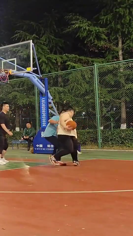 臥槽這是真超級厚衛(wèi)200多斤還能假動作滯空后仰跳投