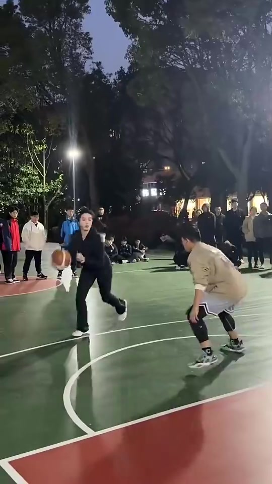 吧友們?nèi)绻愫椭饨銇硪粓?v1真的能防住她么