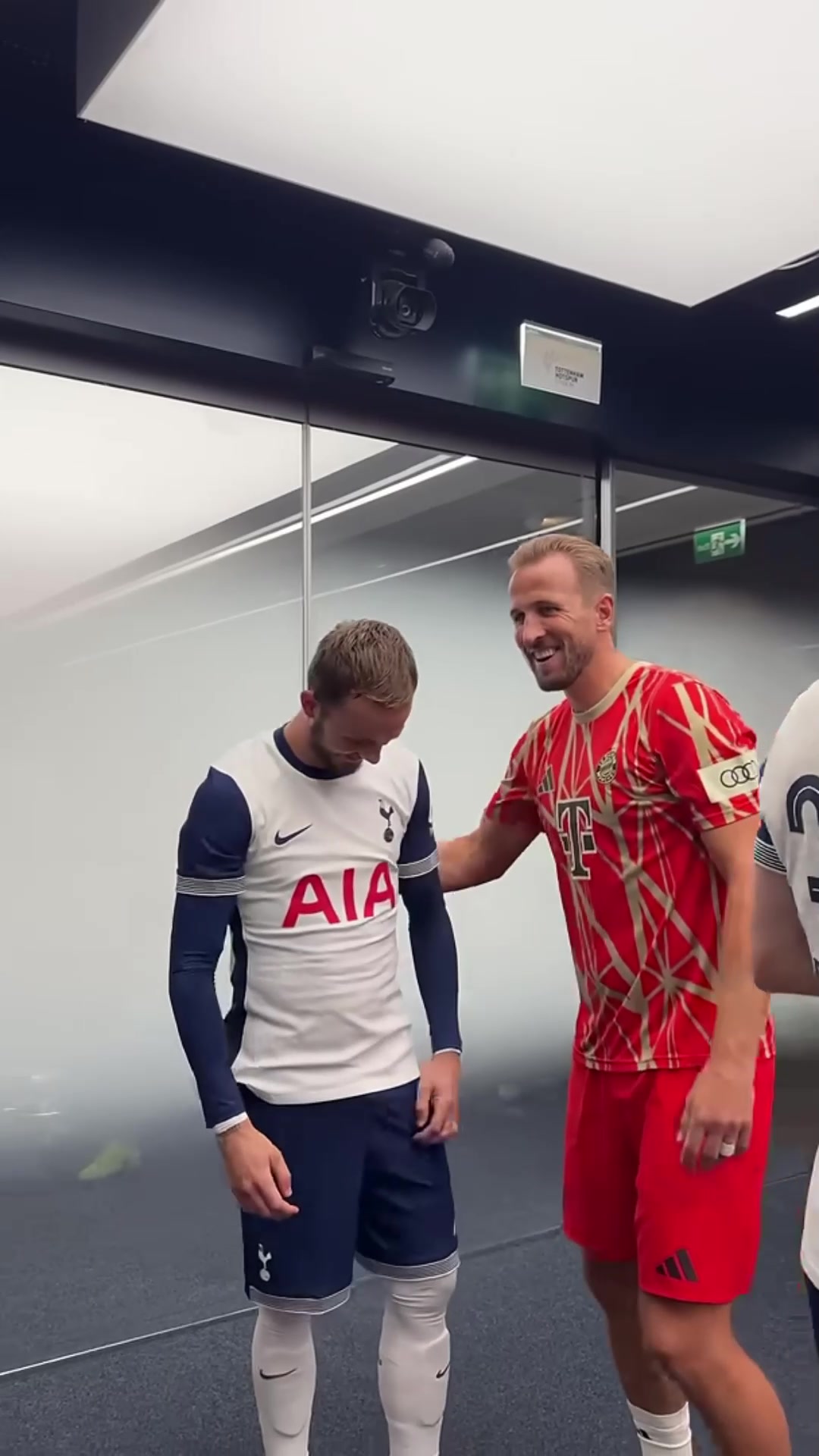 擁抱致意當(dāng)孫興慜和凱恩再次相見兩人甜蜜地擁抱在了一起