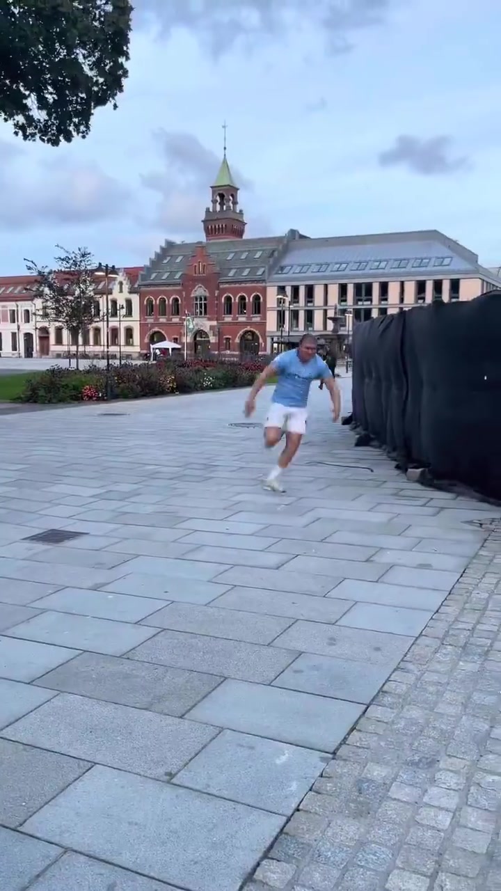 甚至是肉裝版曼城球迷版哈蘭德這塊頭