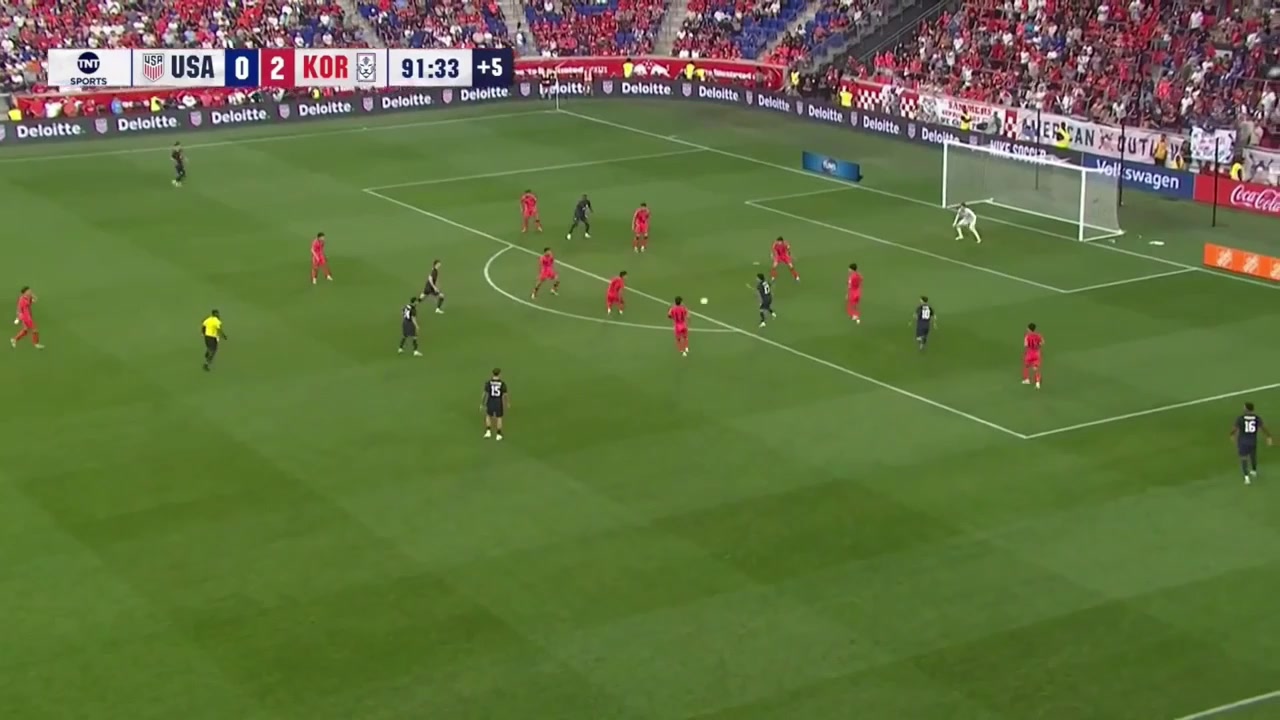 這都不進(jìn)嗎巴洛貢近距離3連擊射門兩次被趙賢祐撲出中框