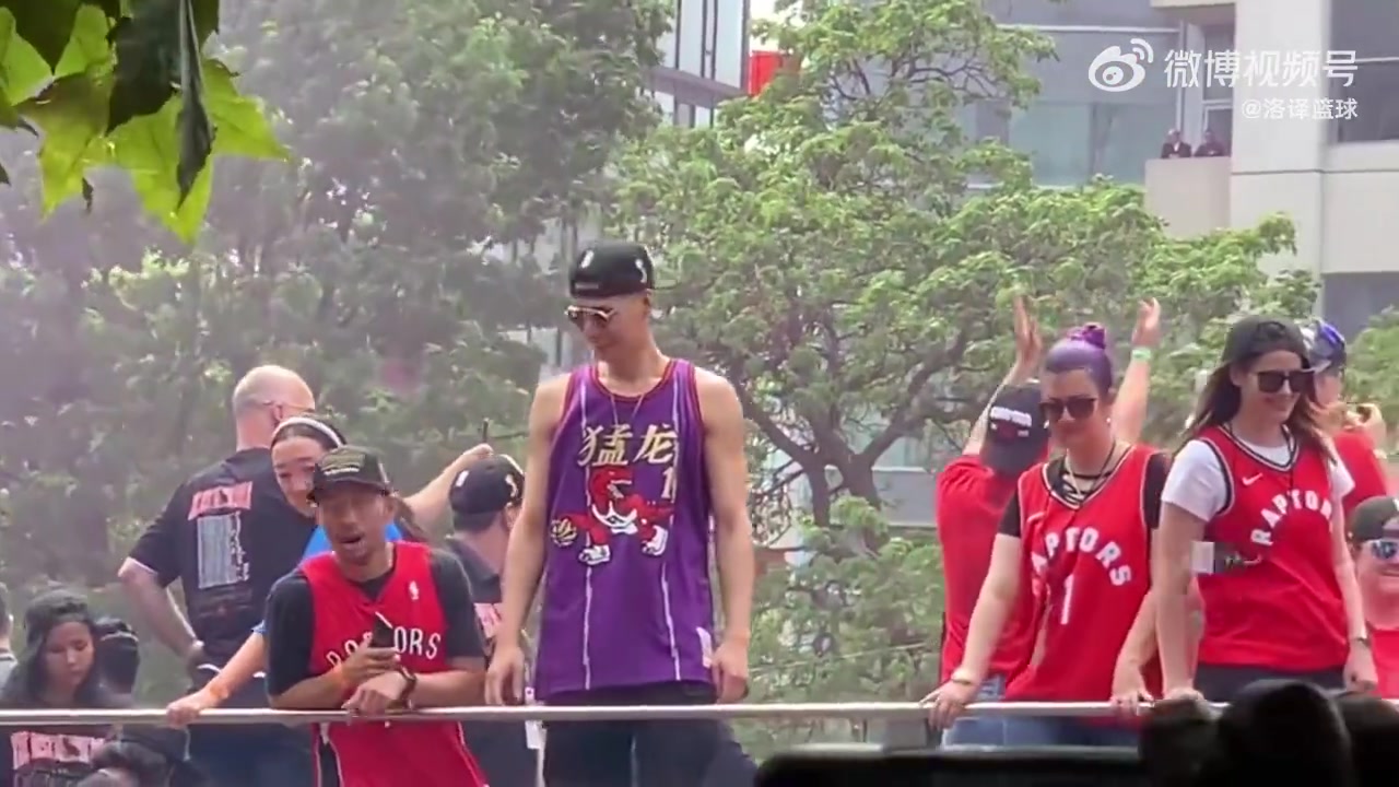 俺也是NBA冠軍19年林書(shū)豪身穿猛龍麥迪球衣參加冠軍游行