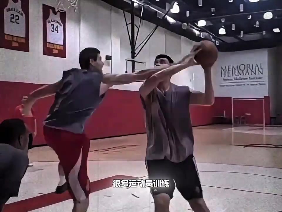 楊毅當(dāng)時(shí)錫伯杜練姚明強(qiáng)度太大 大姚地上一趟汗水凹成一個(gè)水洼