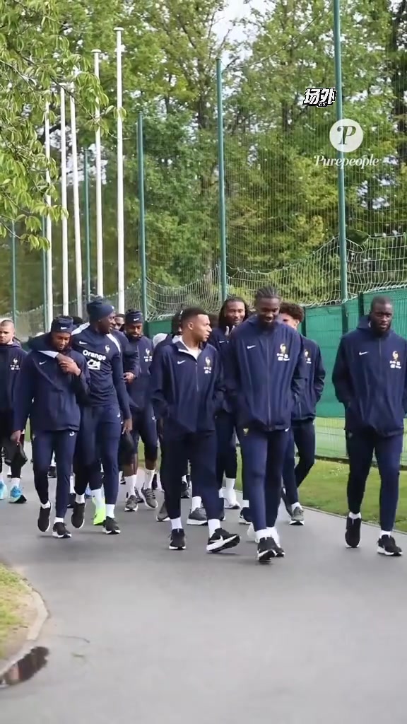 姆巴佩和登貝萊并肩而行和一旁的小圖拉姆有說有笑