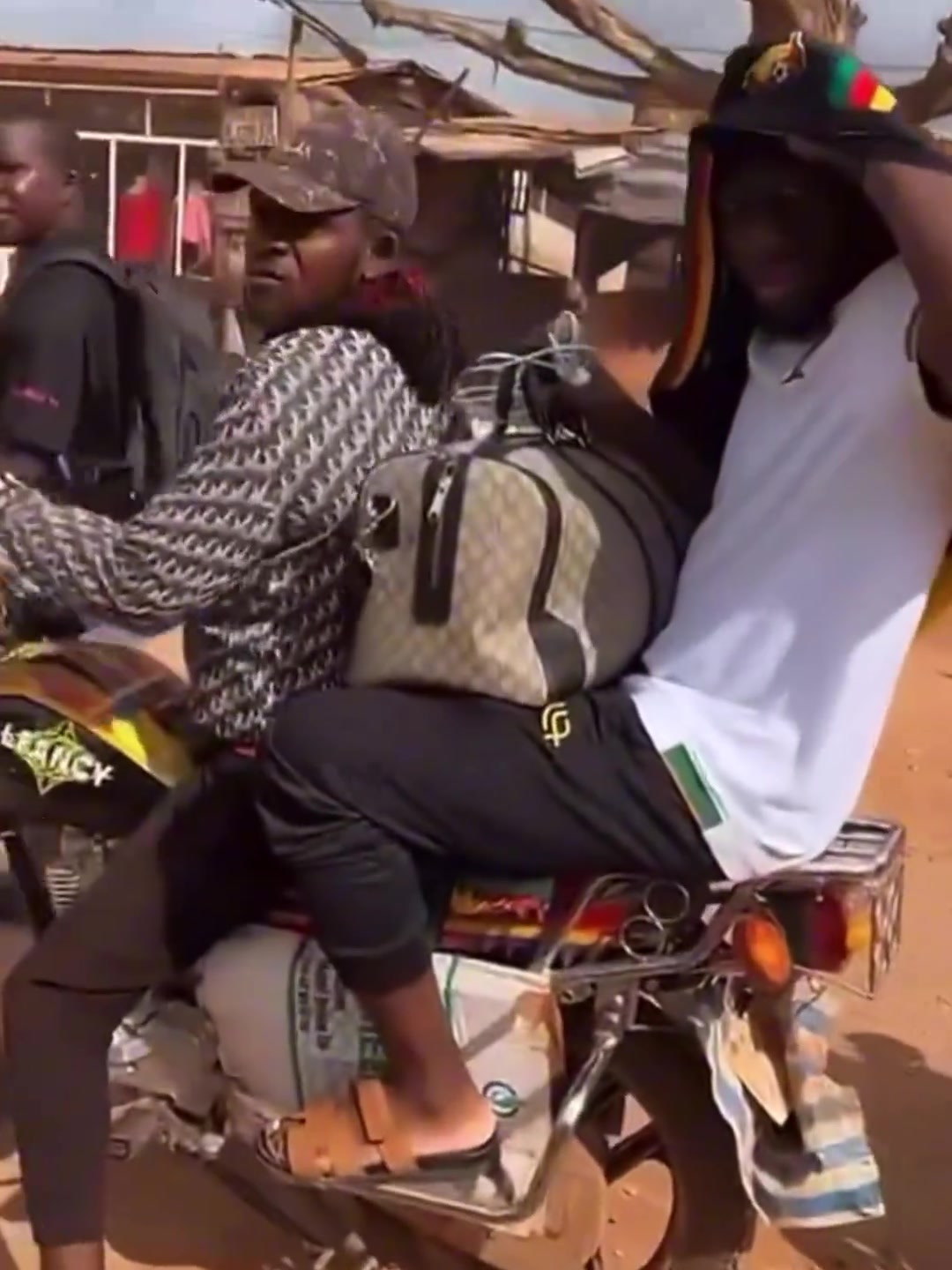 打摩的奧納納被拍到坐摩的去機(jī)場返回歐洲