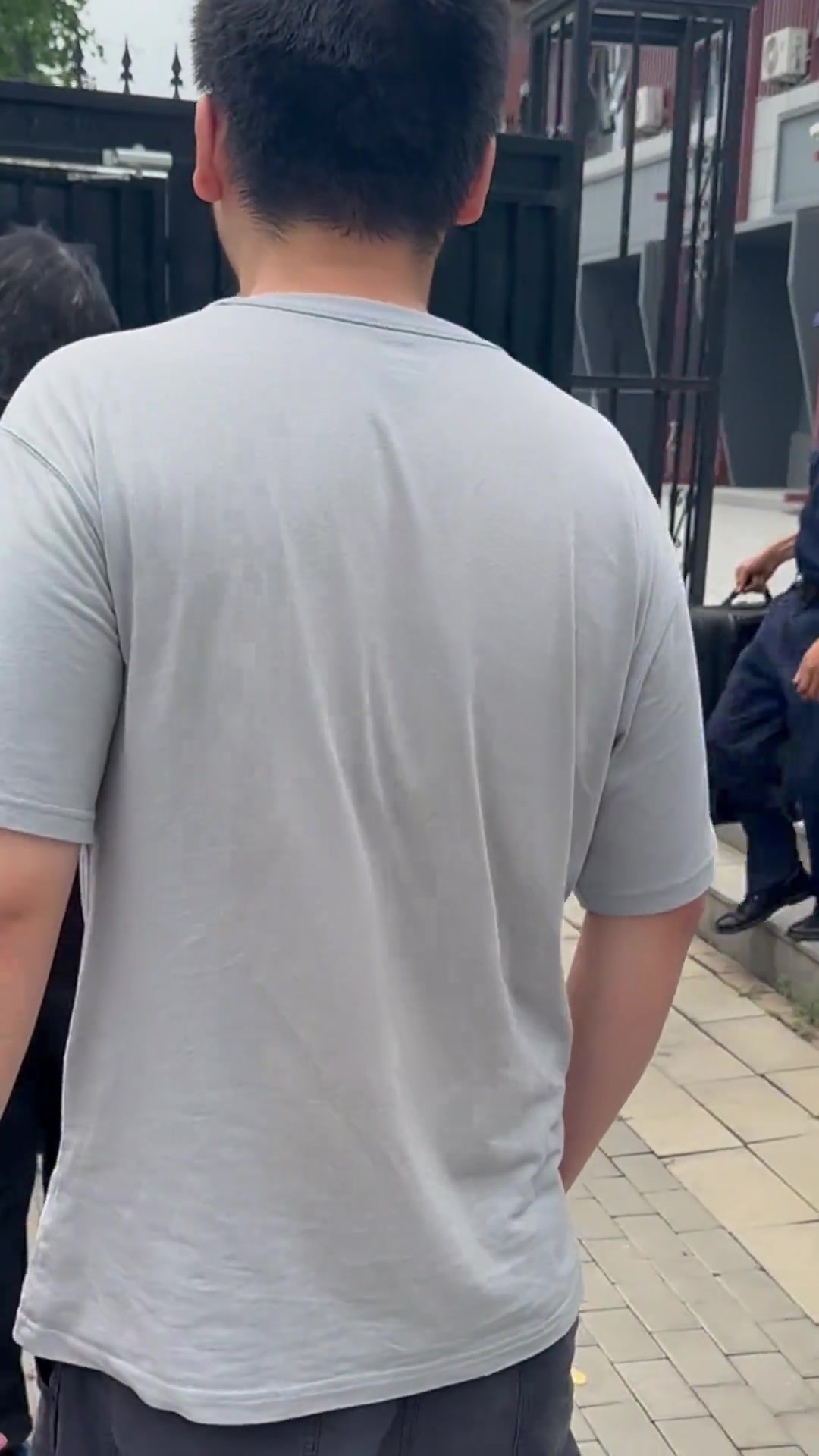 博主埃萊夫賽曬實(shí)拍國(guó)安將帥兵發(fā)鄭州王剛耐心給球迷簽名