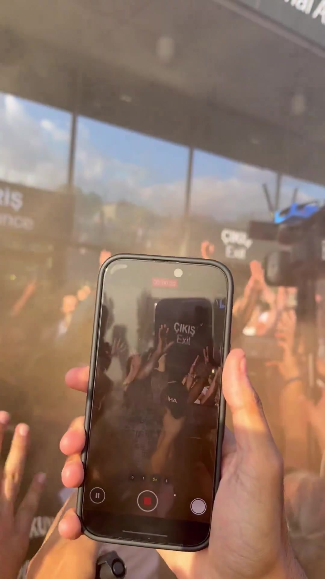 奧納納抵達(dá)特拉布宗體育受到球迷熱烈歡迎