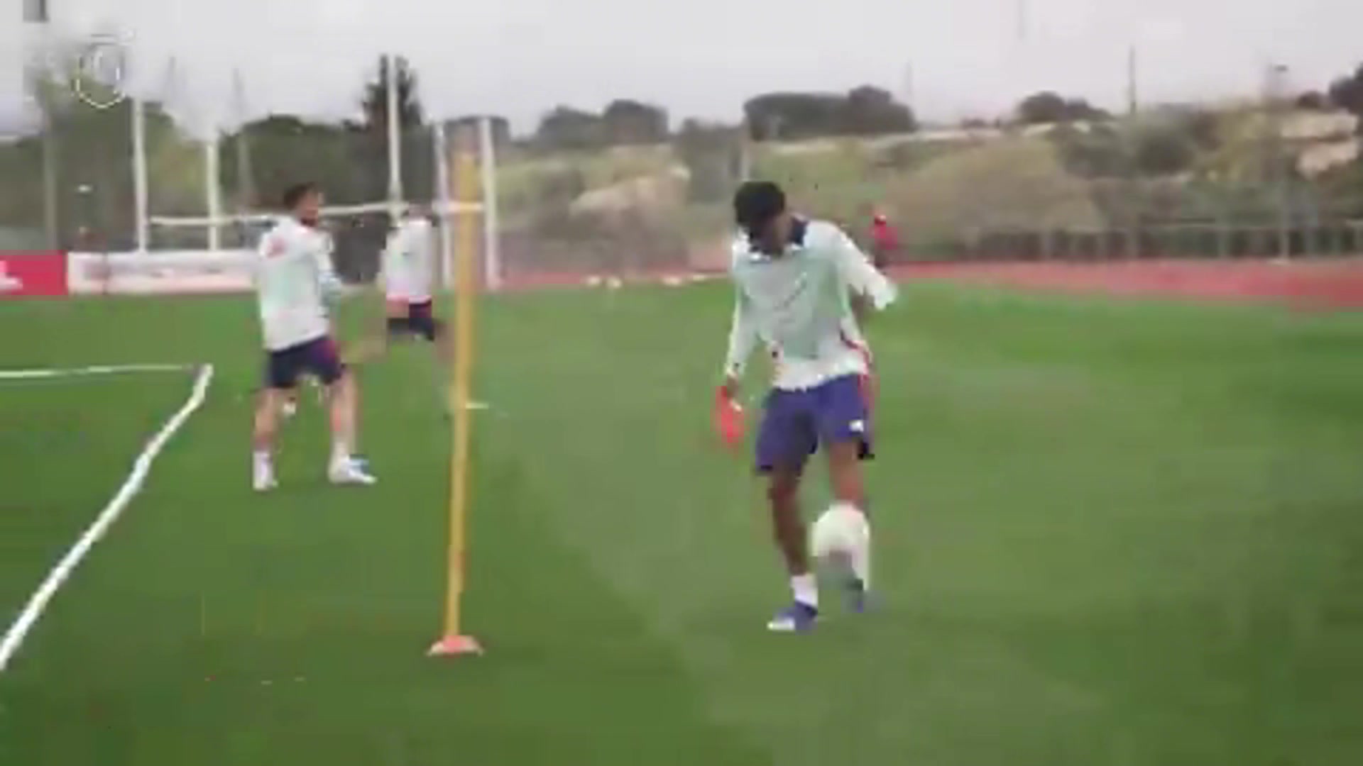 不管是訓(xùn)練場還是賽場亞馬爾總是與眾不同