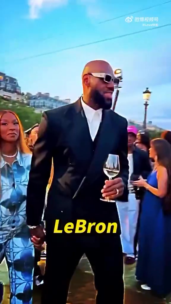 今夏眾多球星都去參加巴黎時裝秀還是威少穿得最騷