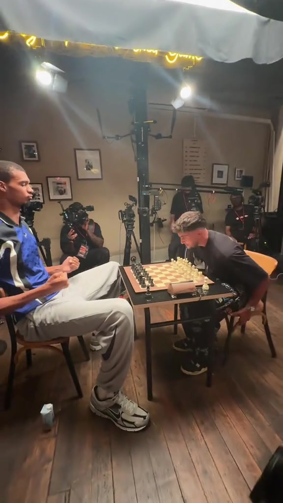 不愧少林高僧文班下棋前先來(lái)一套功夫運(yùn)氣蓄力