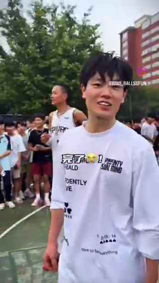 國(guó)內(nèi)野球場(chǎng)驚艷文班亞馬 背影看著真滴好像啊