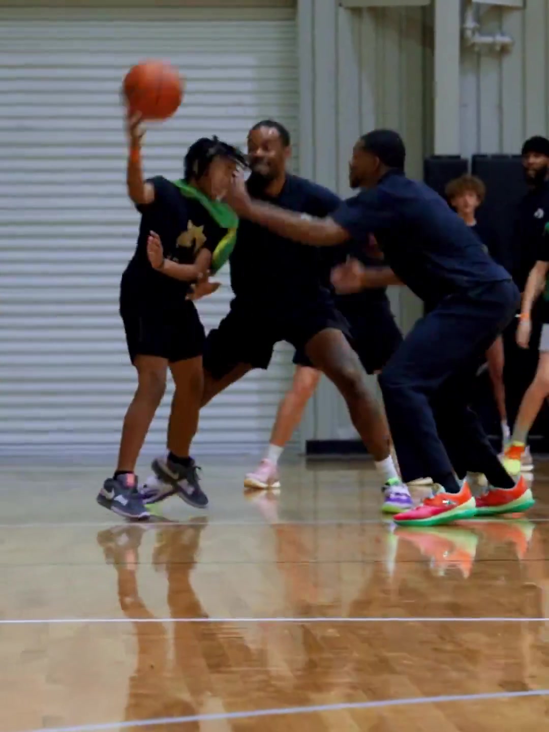 不止有速度?？怂褂?xùn)練營在小球員面前展示空接大風(fēng)車暴扣