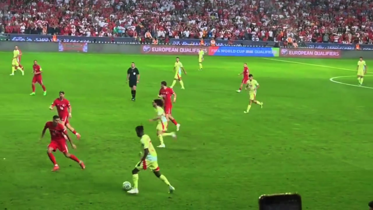 球迷視角看佩德里大師級操作禁區(qū)弧頂冷靜晃開防守后兜射破門