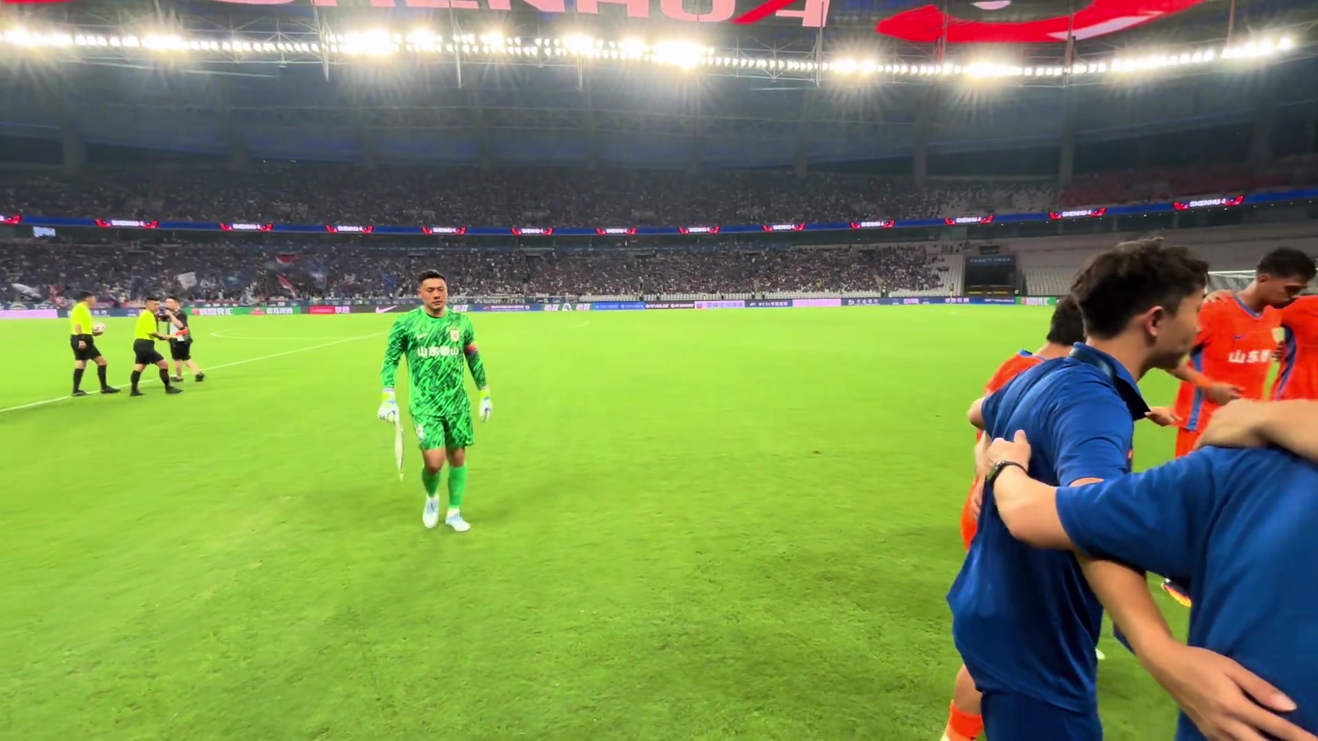 王大雷賽前鼓勵(lì)全隊(duì)拿出上一場(chǎng)的斗志來兄弟們一起加油