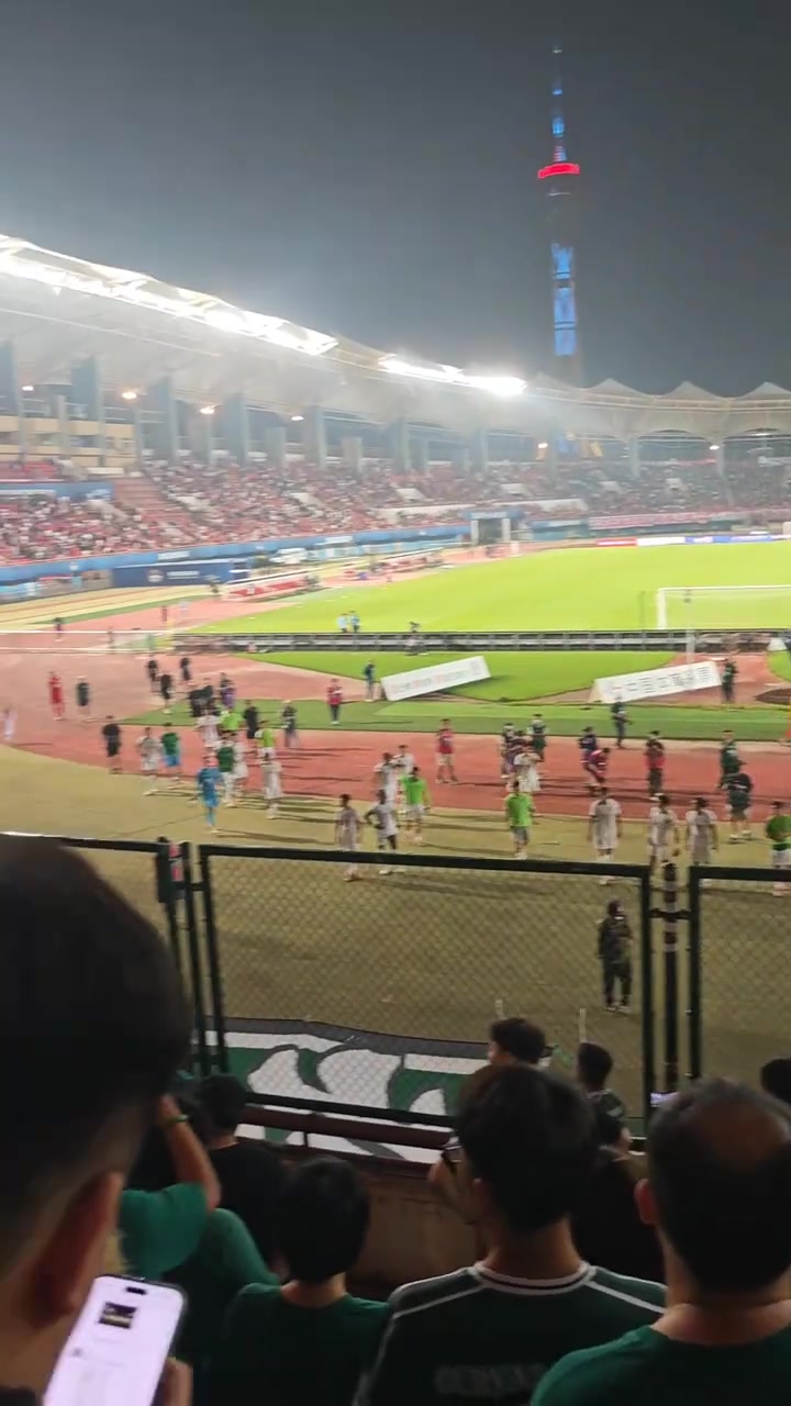 實(shí)拍國(guó)安賽后謝場(chǎng)仍收獲球迷掌聲博主感嘆對(duì)塞蒂恩真太寬容了