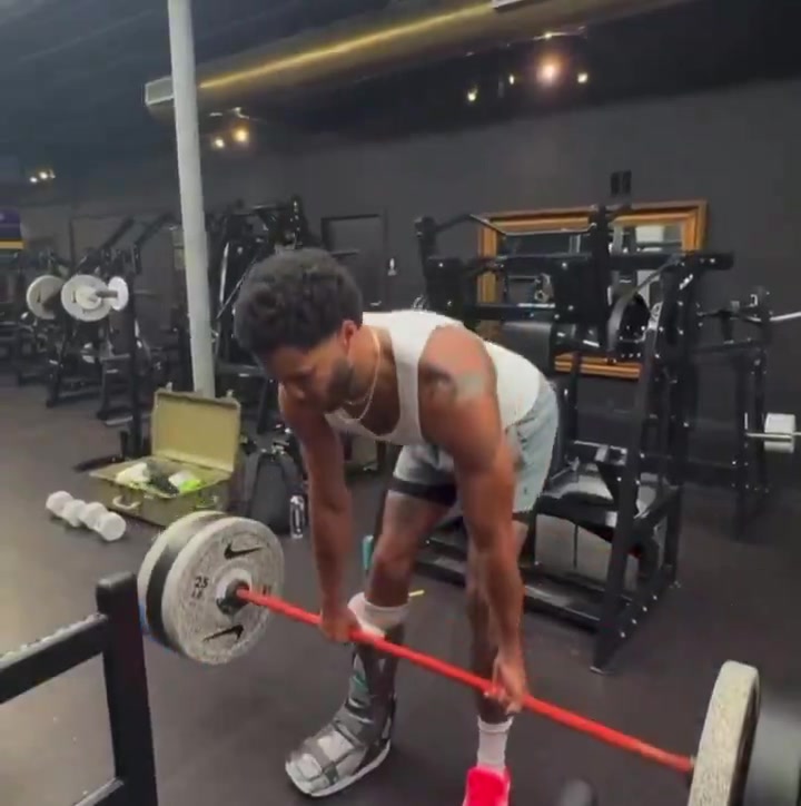 夠拼的塔圖姆還未痊愈 穿著保護(hù)靴也要練上肢力量