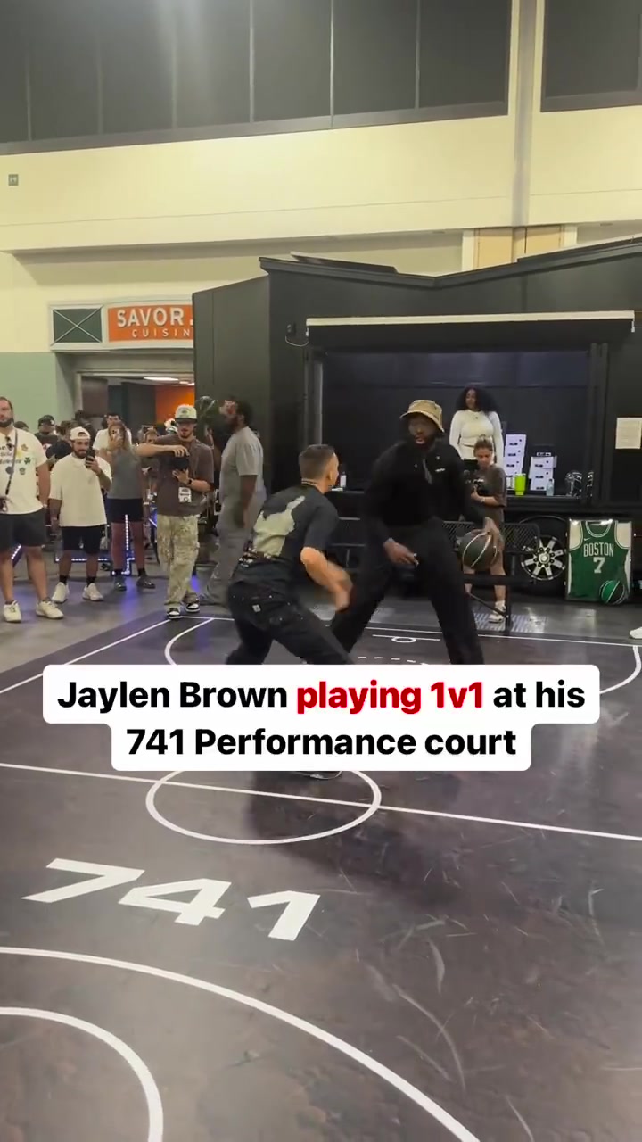 杰倫-布朗和球迷玩單挑絲滑運(yùn)球操作輕松投籃得分