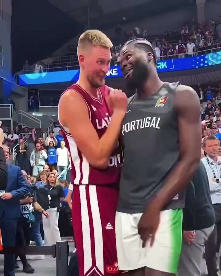 2米13的葡萄牙中鋒科塔在波神面前感覺像小個球員