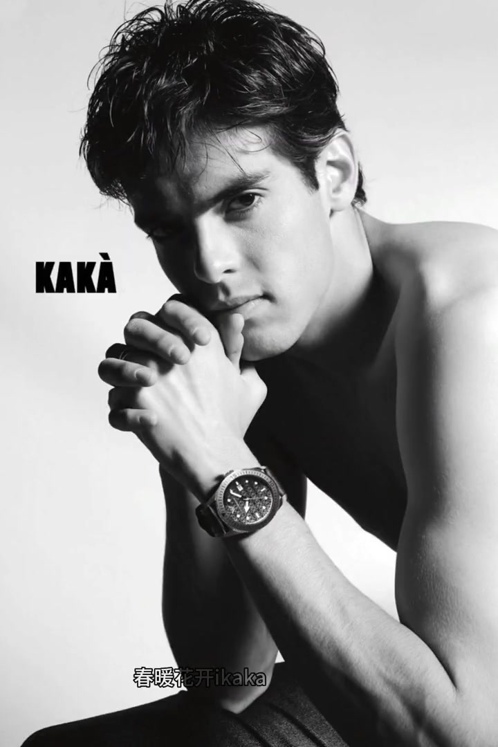 當(dāng)年阿瑪尼為卡卡拍了一組性感寫真絕對(duì)的花美男
