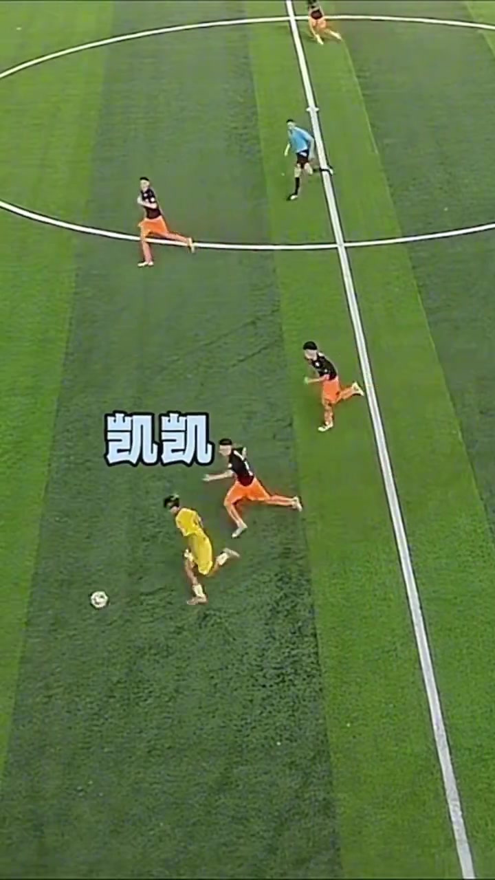 劉凱源這盤帶加速姿勢很像克雷桑甚至像以前大連卡拉斯科