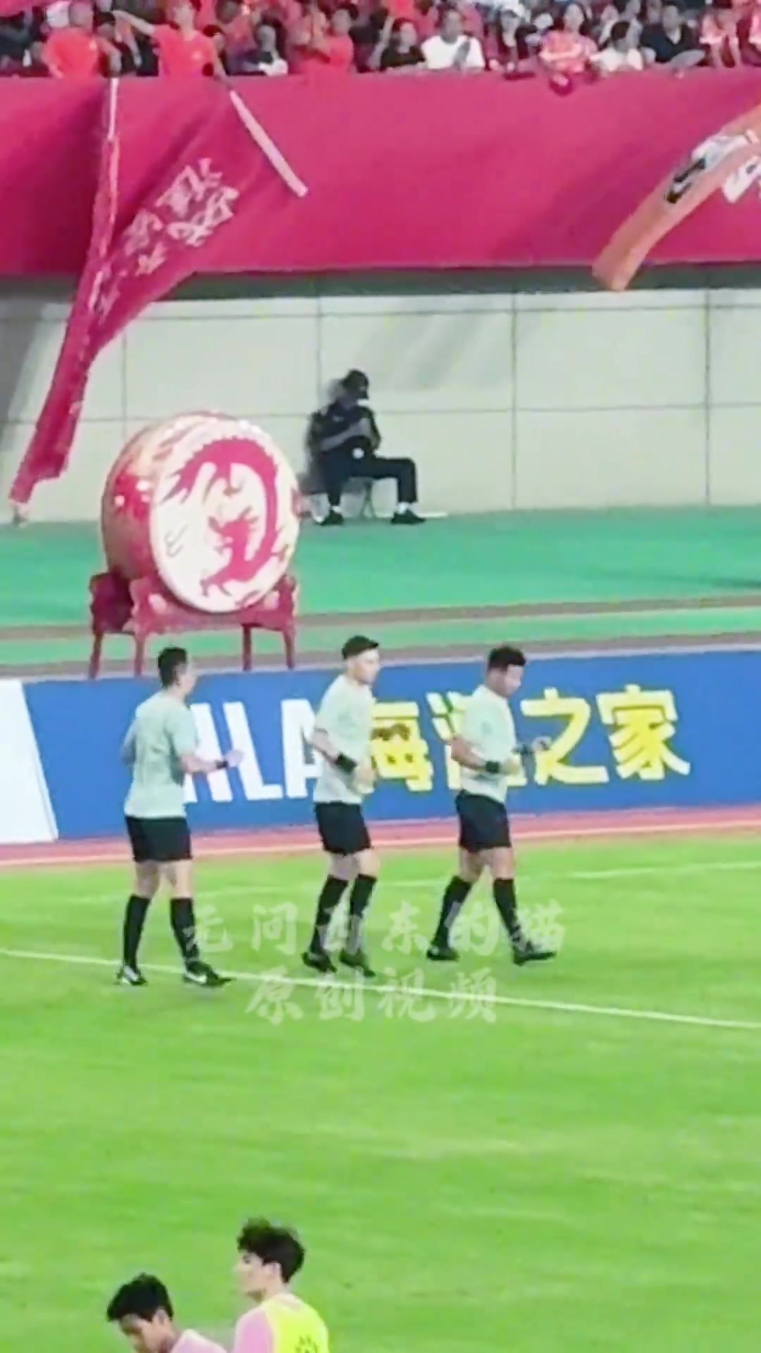 被玩壞了蘇超球迷給麥麥提江裁判組熱身鏡頭配上音樂毫無違和感