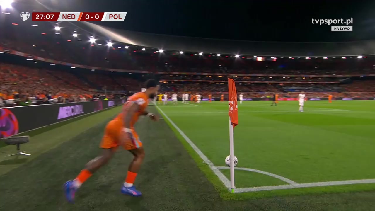 荷蘭1-0領先波蘭德佩角球開出鄧弗里斯高高躍起頭球破門
