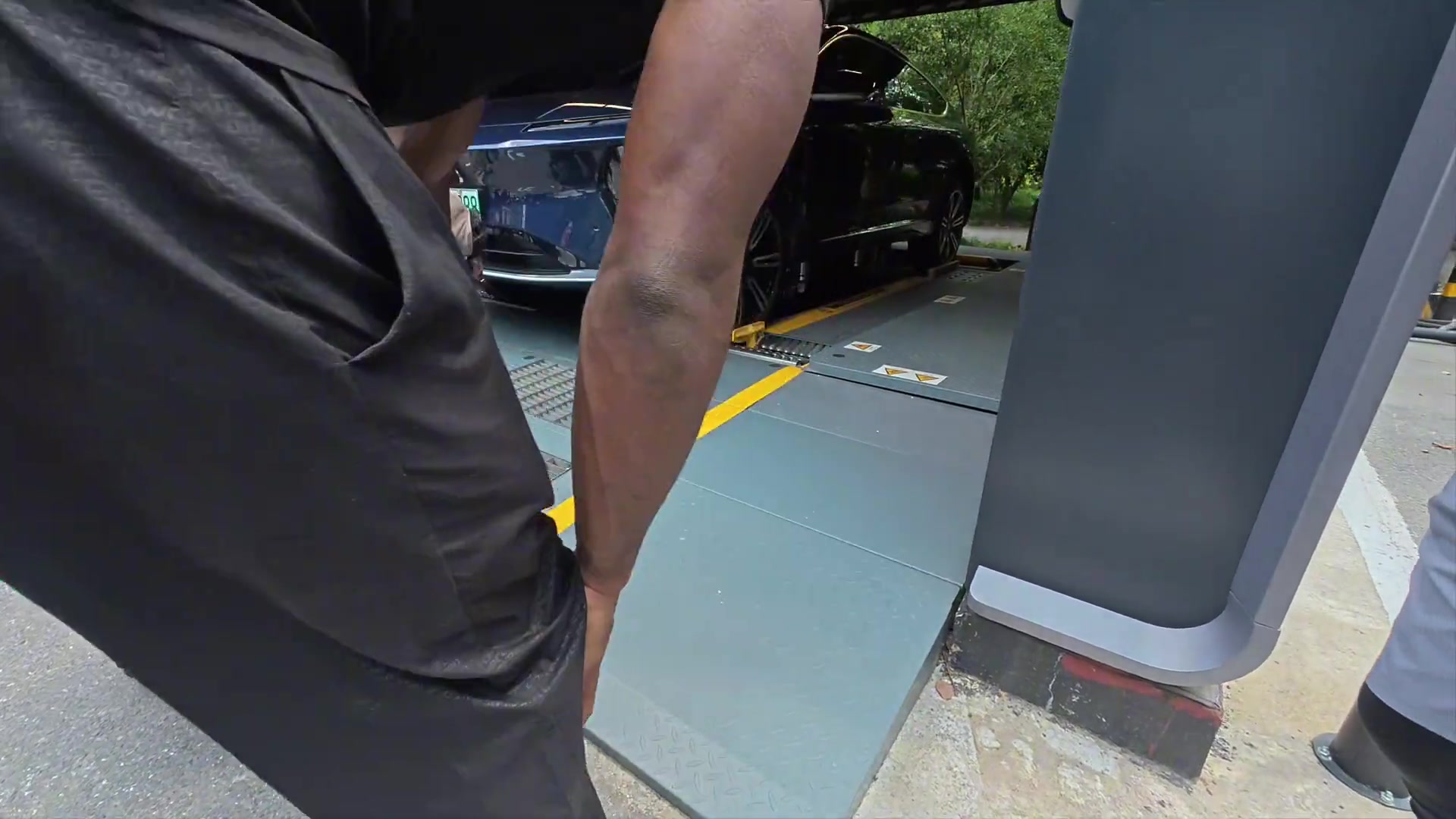 主播王子星帶杰倫-布朗體驗蔚來換電直接趴下觀看