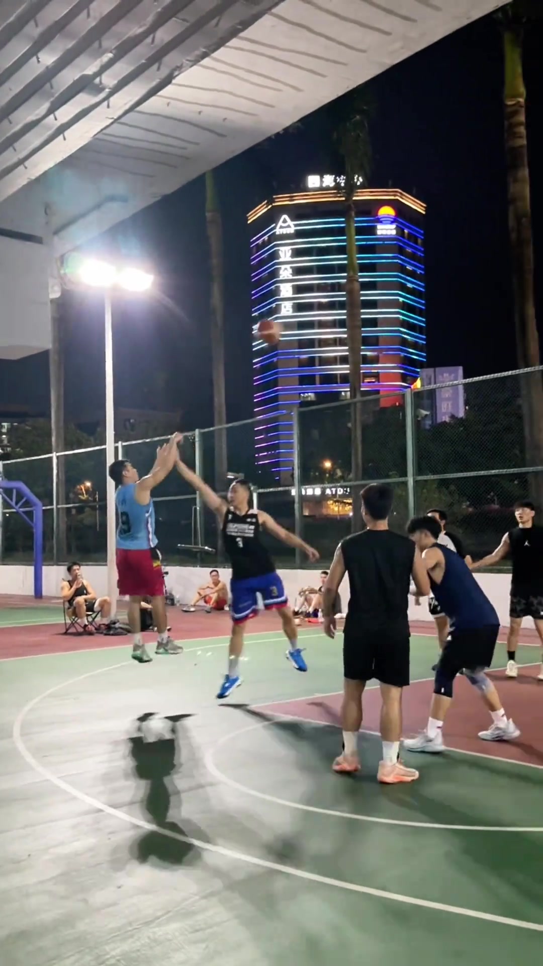 網(wǎng)友曬視頻今天在野球場(chǎng)遇到神似NBA頂級(jí)射手克萊打法