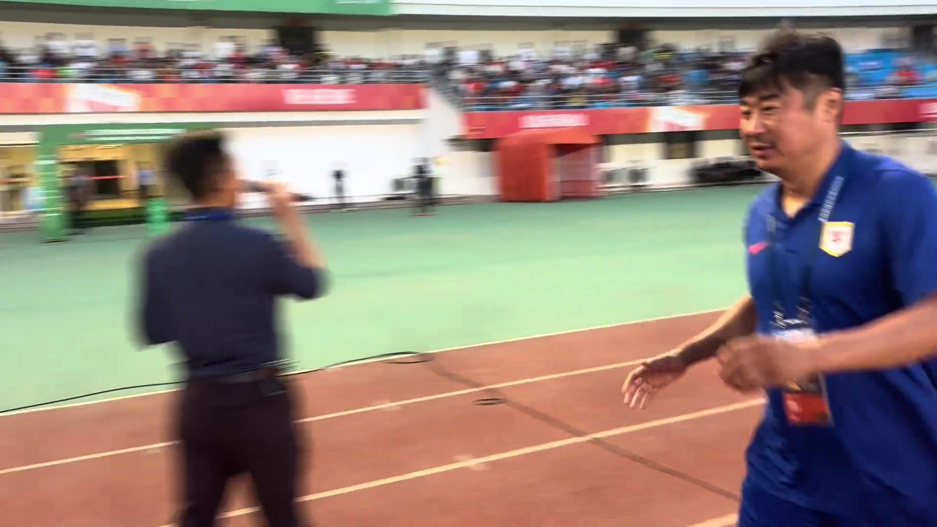 曾經(jīng)隊(duì)友如今對手泰山B隊(duì)主帥韓鵬與泰安主帥苑維瑋握手寒暄