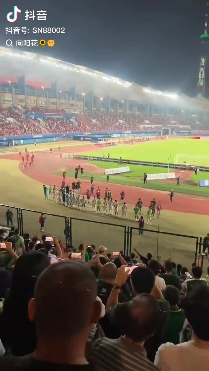 破防實拍國安不敵河南賽后遠征的國安球迷在謝場時口吐芬芳