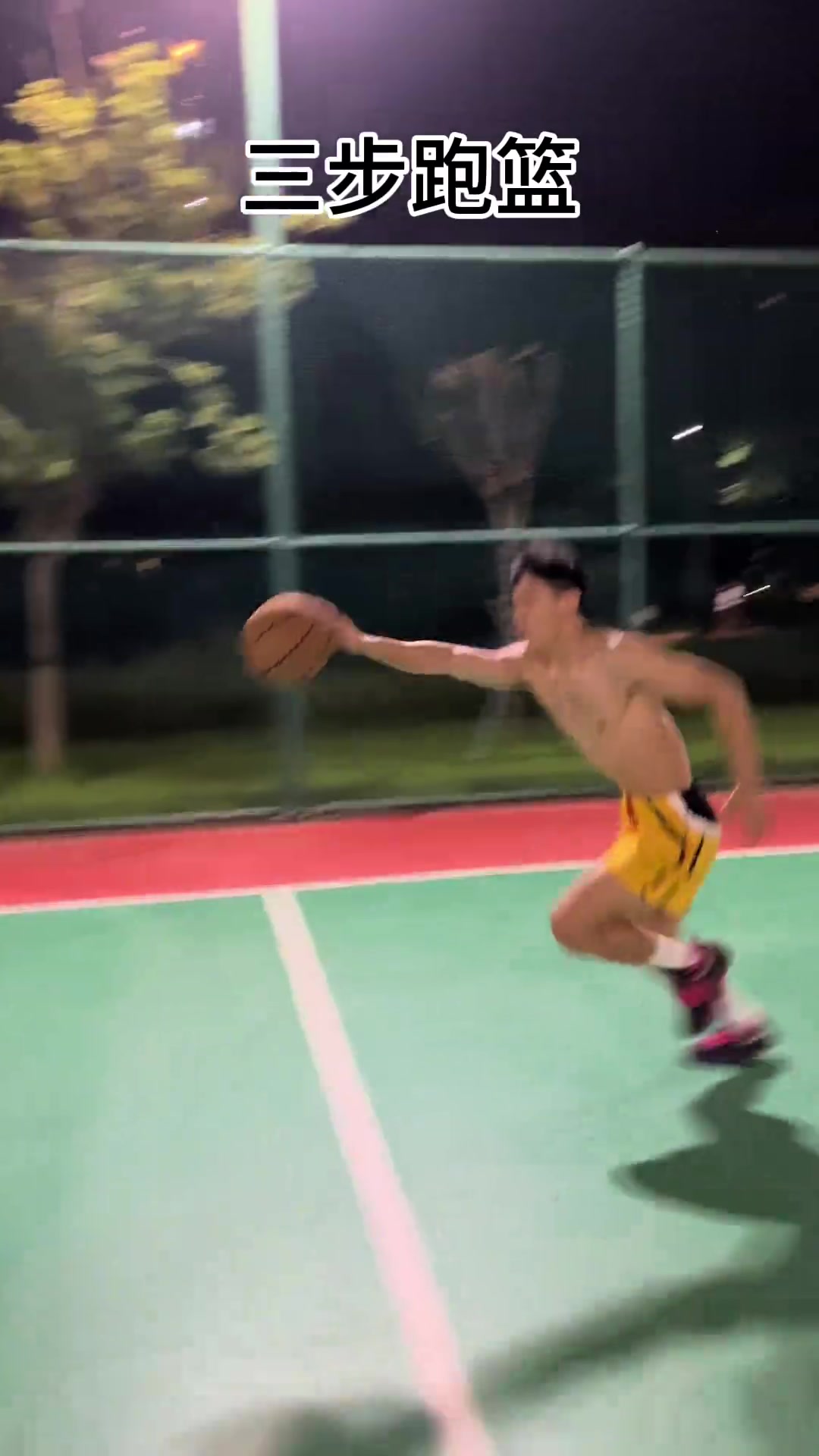 中國字母哥一位小哥上演大三部從三分線跳到內(nèi)線暴扣好戲