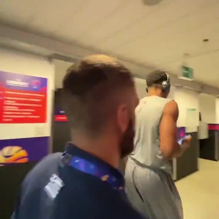 這糟糕的姿勢名場面字母哥慘遭意大利主教練強吻