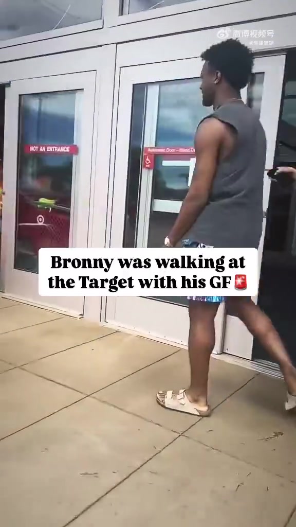 布朗尼帶著女朋友逛街現(xiàn)有傳聞其父母對布朗尼相當(dāng)滿意