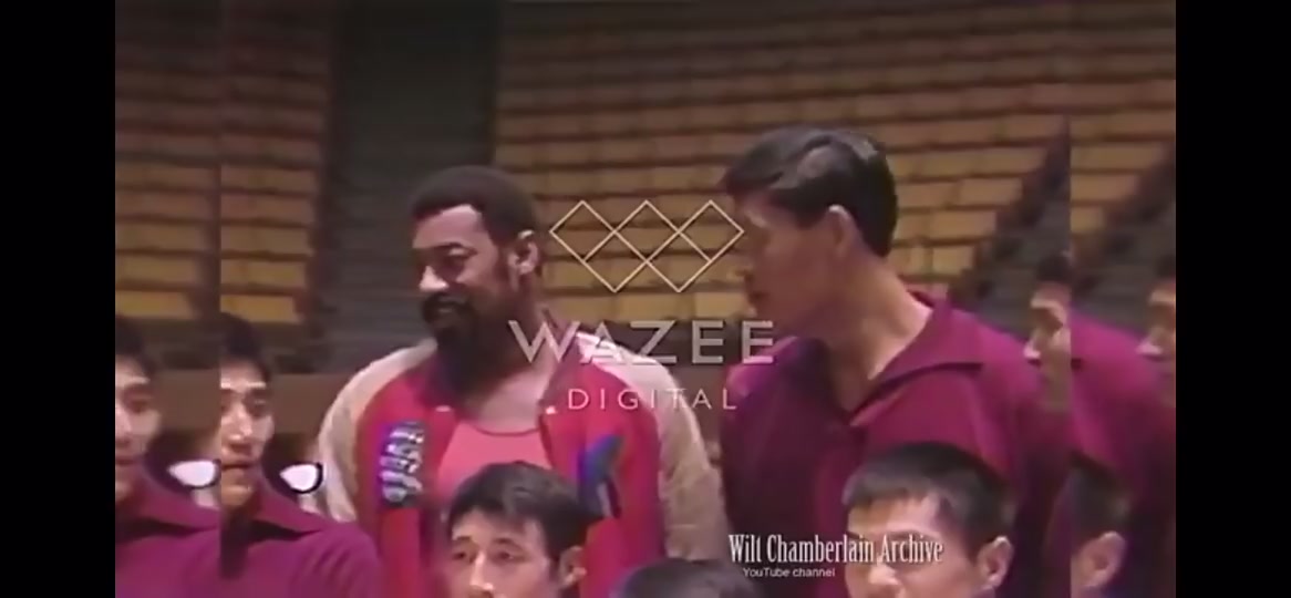 早年張伯倫與中國籃壇巨人穆鐵柱合影張衛(wèi)平也在其中