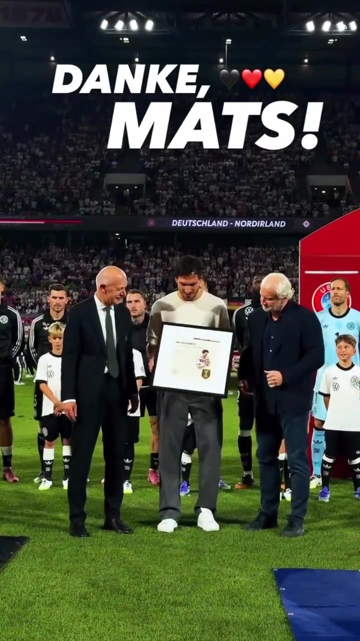 功成身退賽前為胡梅爾斯在德國隊(duì)作出的貢獻(xiàn)進(jìn)行表彰