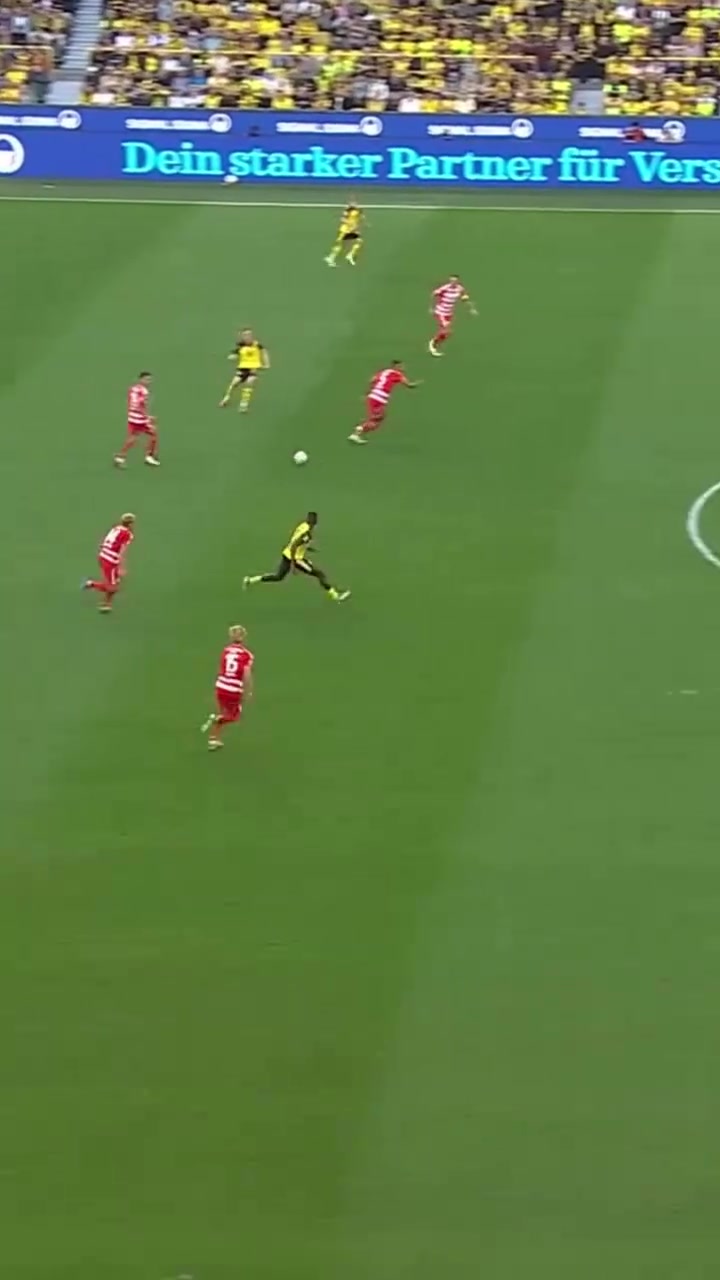 出色的首秀安塞爾米諾后場發(fā)動長傳多特默契配合吉拉西破門