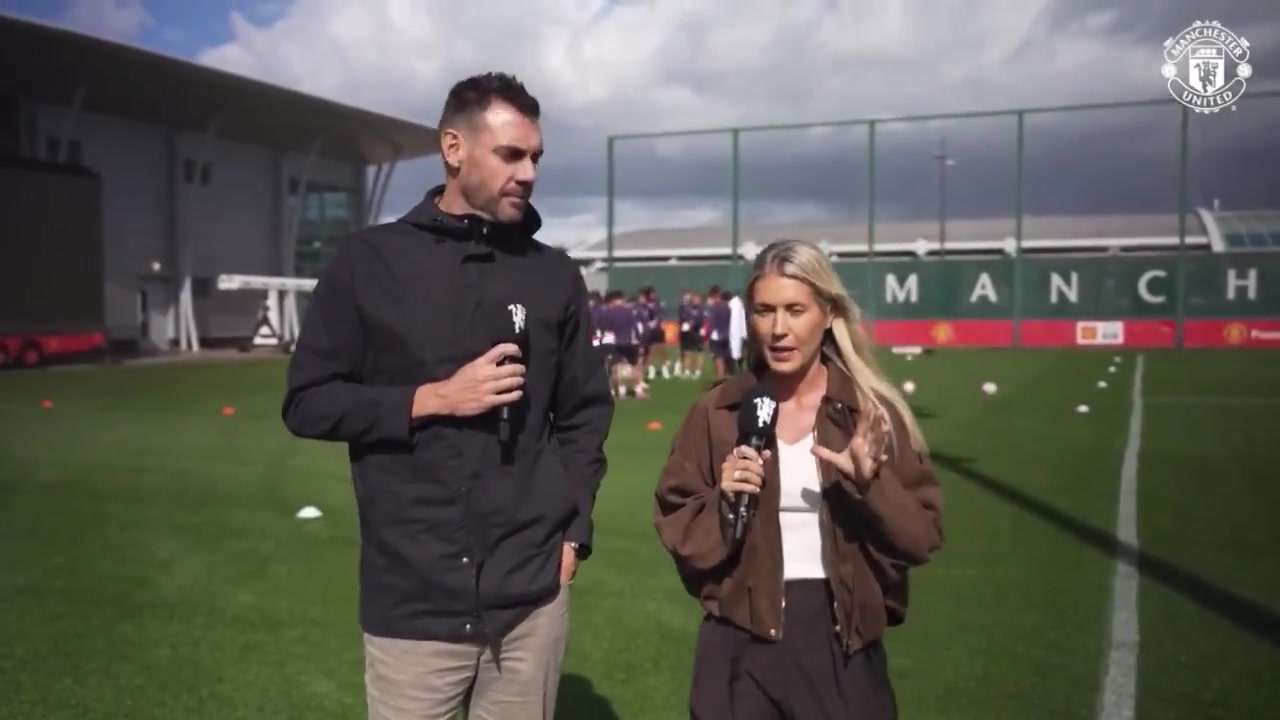 曼聯(lián)的歡迎儀式把拉門斯往死里打啊遲到的姆貝莫也一起打