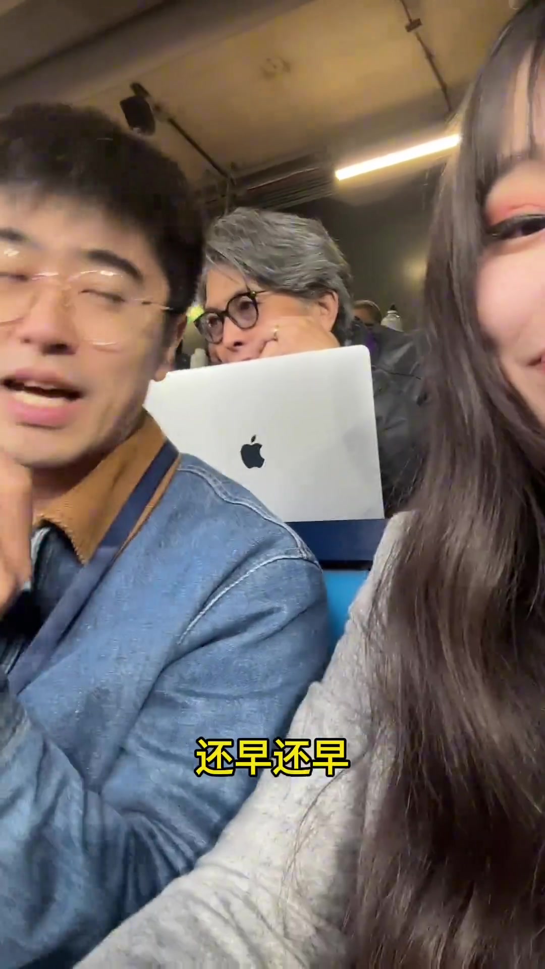 大老師和曼聯(lián)球迷一起看曼市德比你這小伙怎么一直盯著大老師看