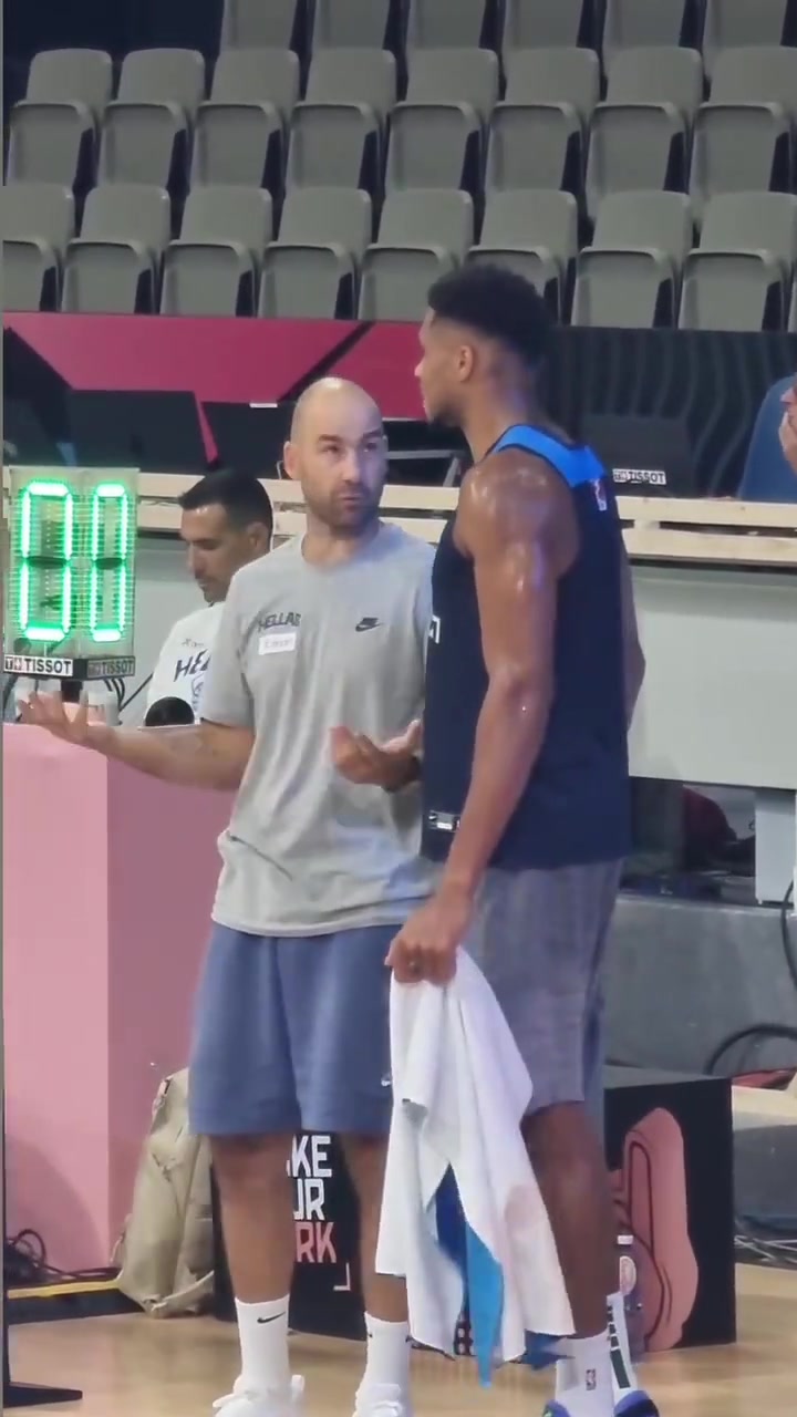 火蜜都認識吧當年的斯潘諾里斯如今成了執(zhí)教字母哥的希臘主帥